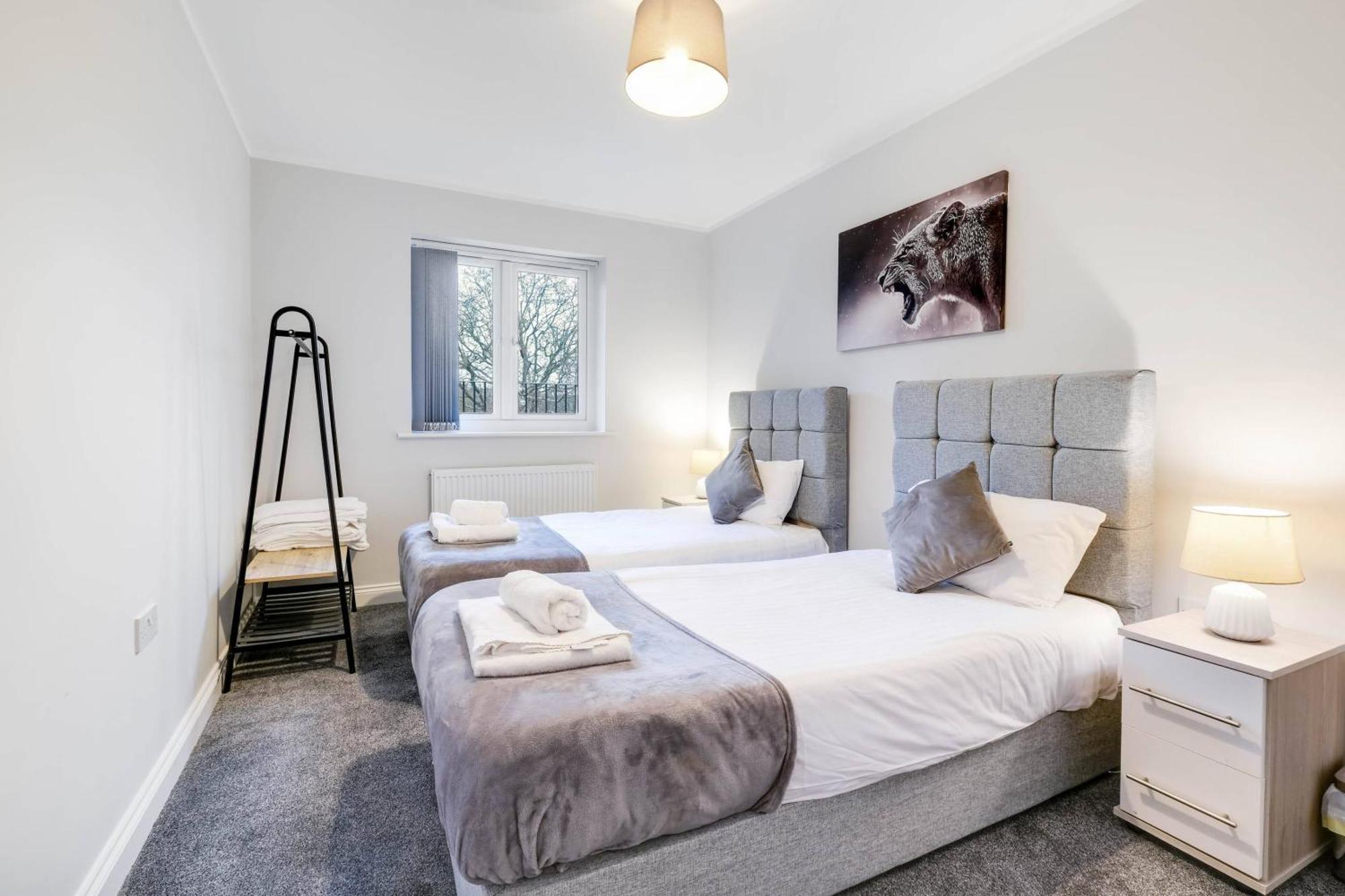 2 Bedroom Penthouse With Parking High Wycombe By 360Stays Buitenkant foto