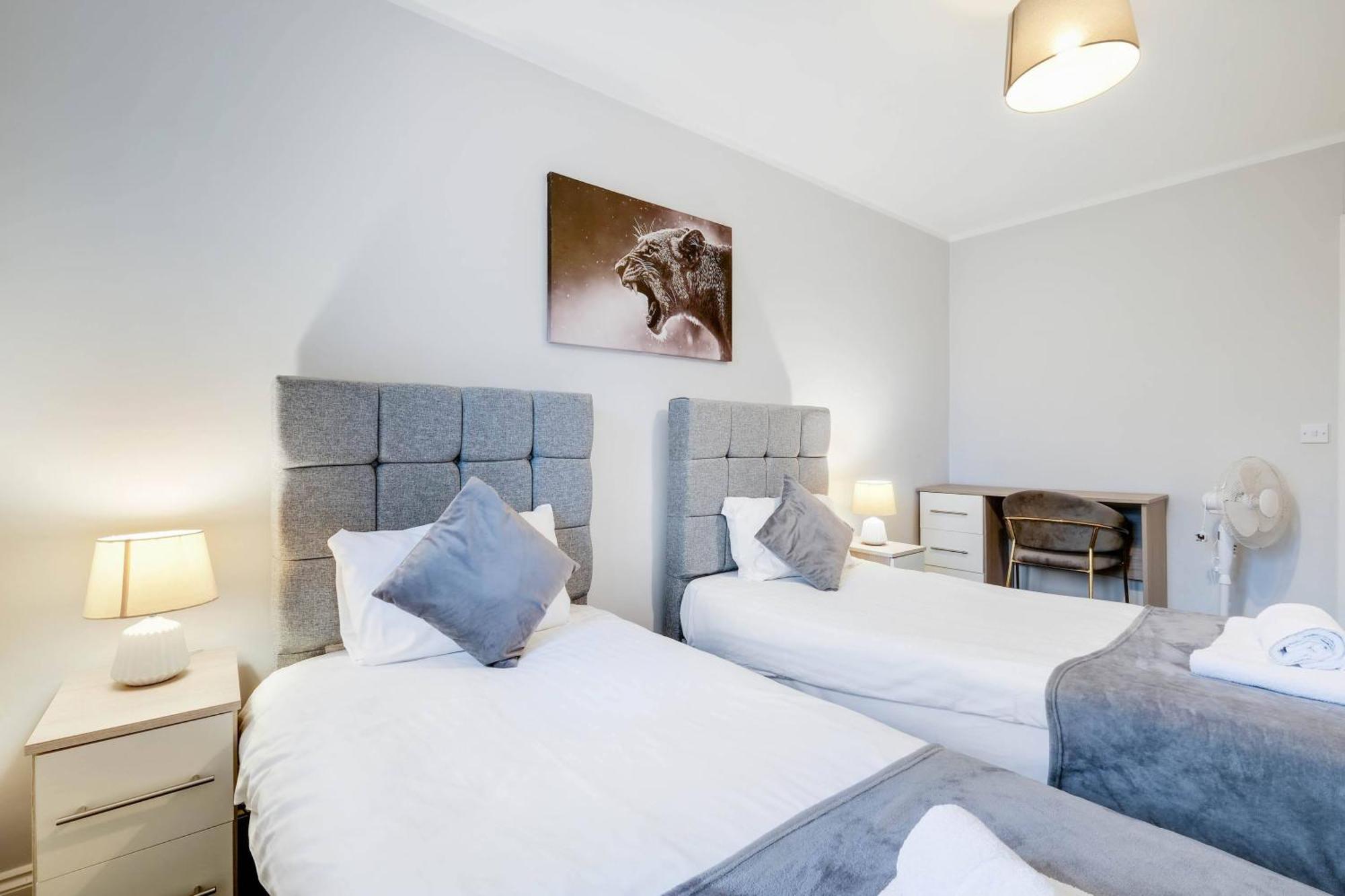 2 Bedroom Penthouse With Parking High Wycombe By 360Stays Buitenkant foto