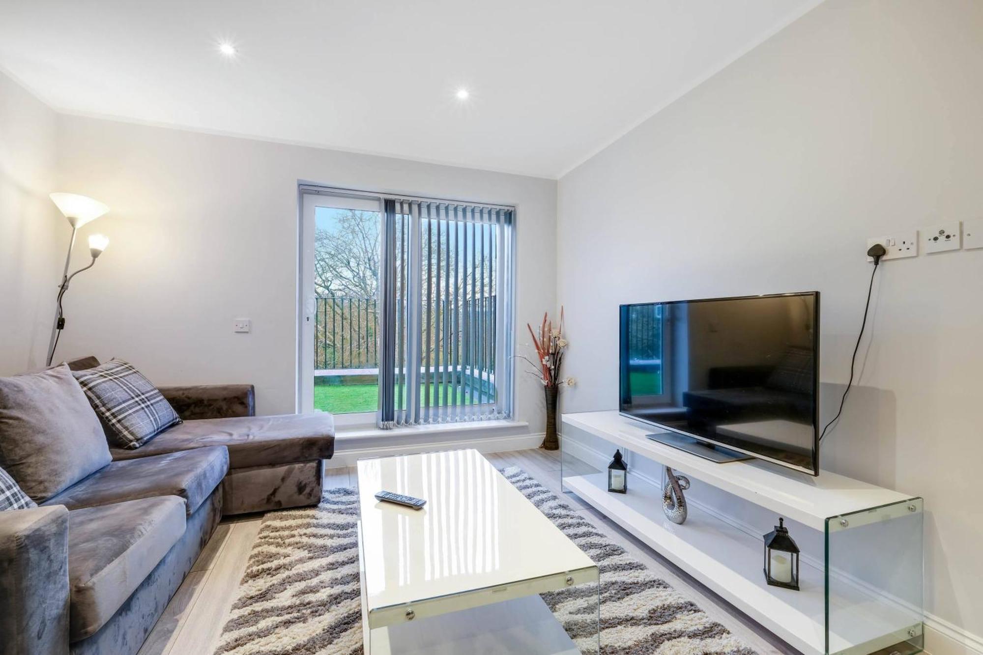 2 Bedroom Penthouse With Parking High Wycombe By 360Stays Buitenkant foto