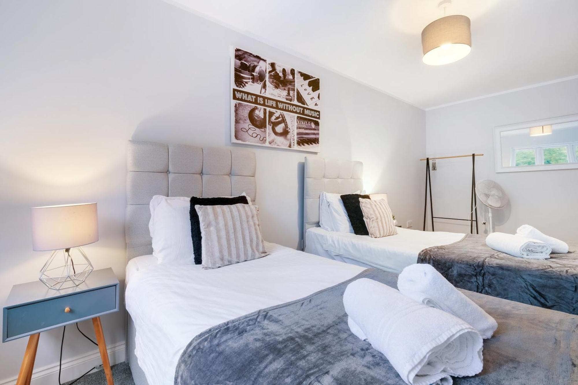 2 Bedroom Penthouse With Parking High Wycombe By 360Stays Buitenkant foto