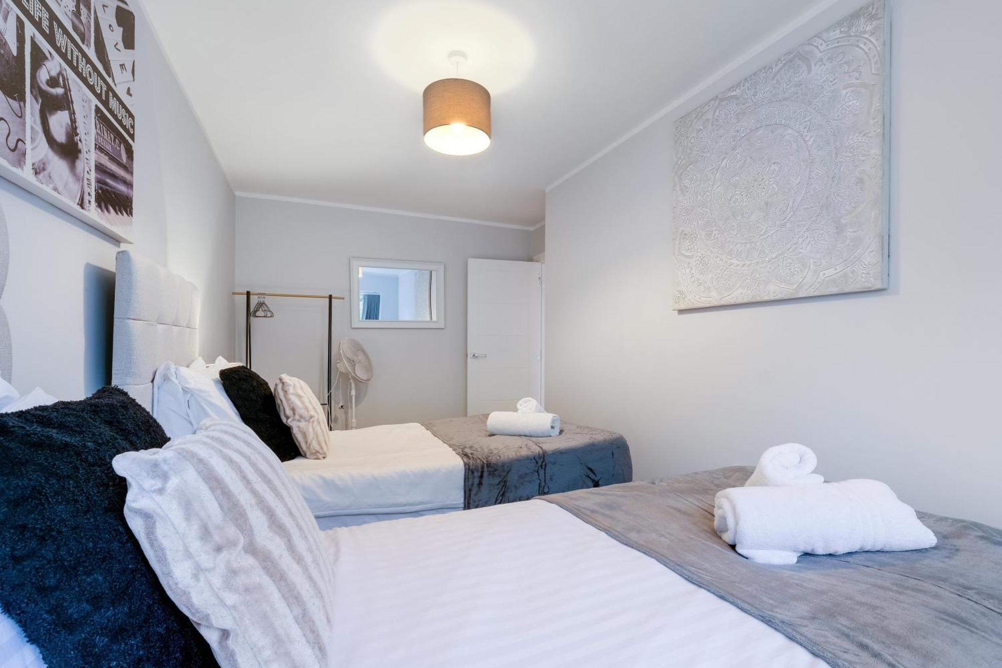 2 Bedroom Penthouse With Parking High Wycombe By 360Stays Buitenkant foto