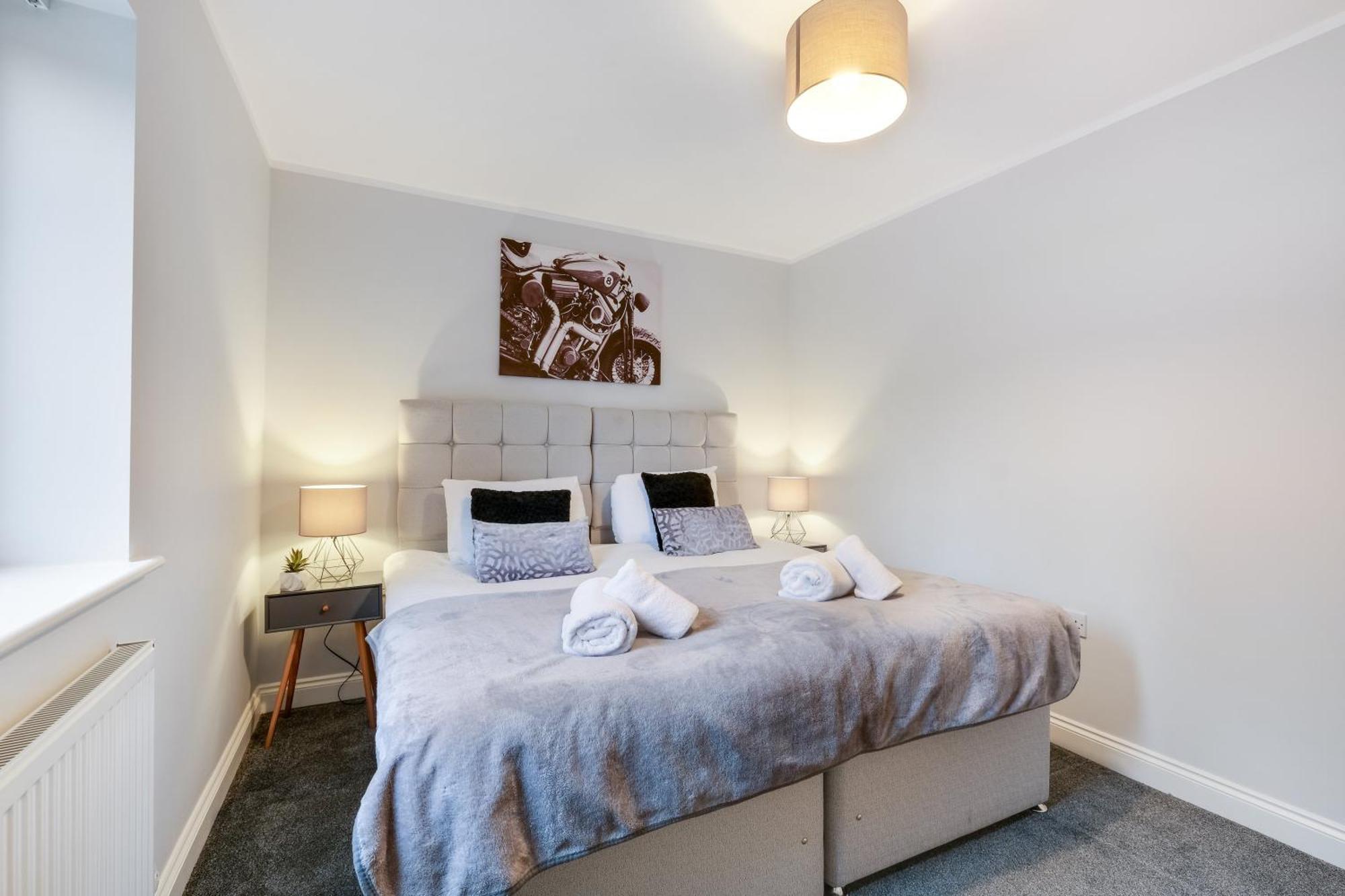 2 Bedroom Penthouse With Parking High Wycombe By 360Stays Buitenkant foto