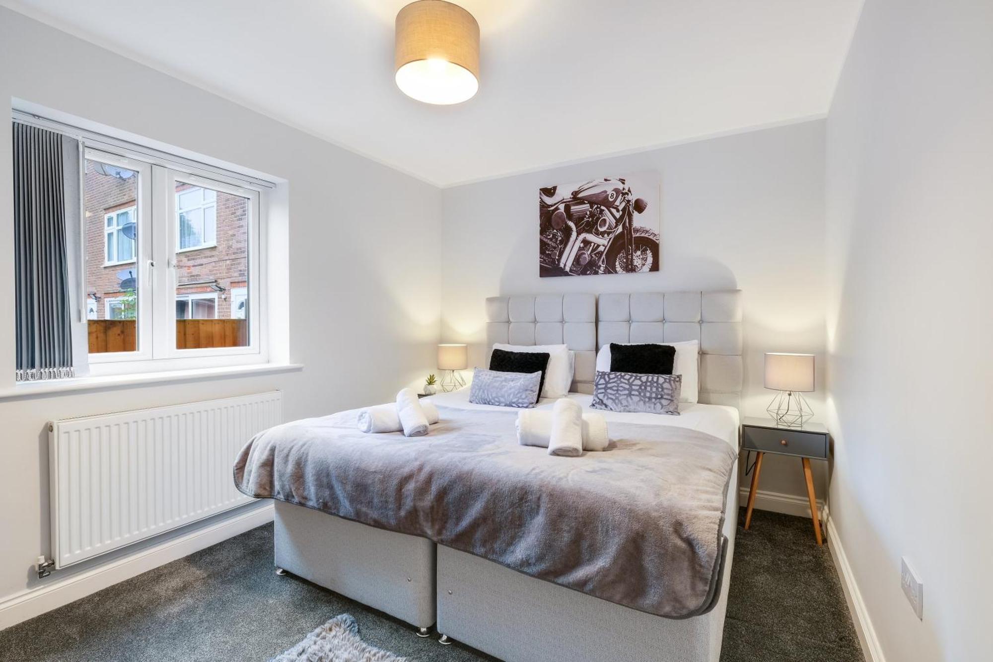 2 Bedroom Penthouse With Parking High Wycombe By 360Stays Buitenkant foto