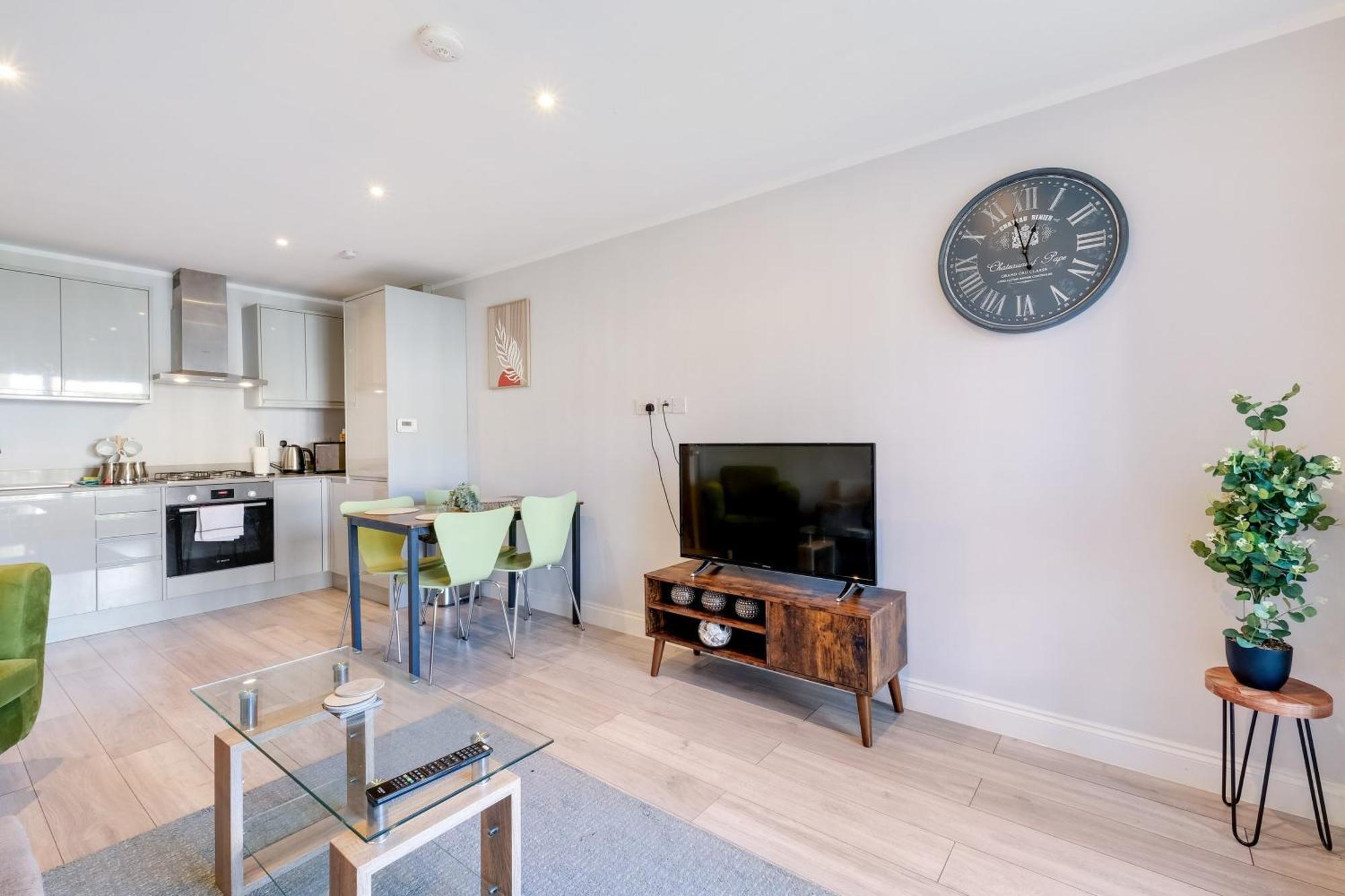 2 Bedroom Penthouse With Parking High Wycombe By 360Stays Buitenkant foto