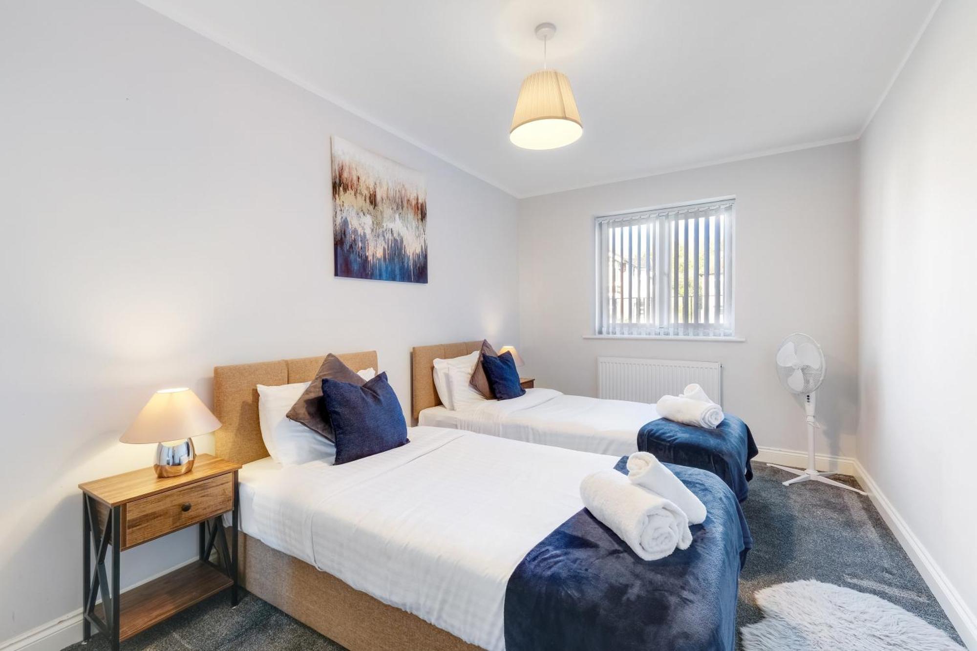 2 Bedroom Penthouse With Parking High Wycombe By 360Stays Buitenkant foto