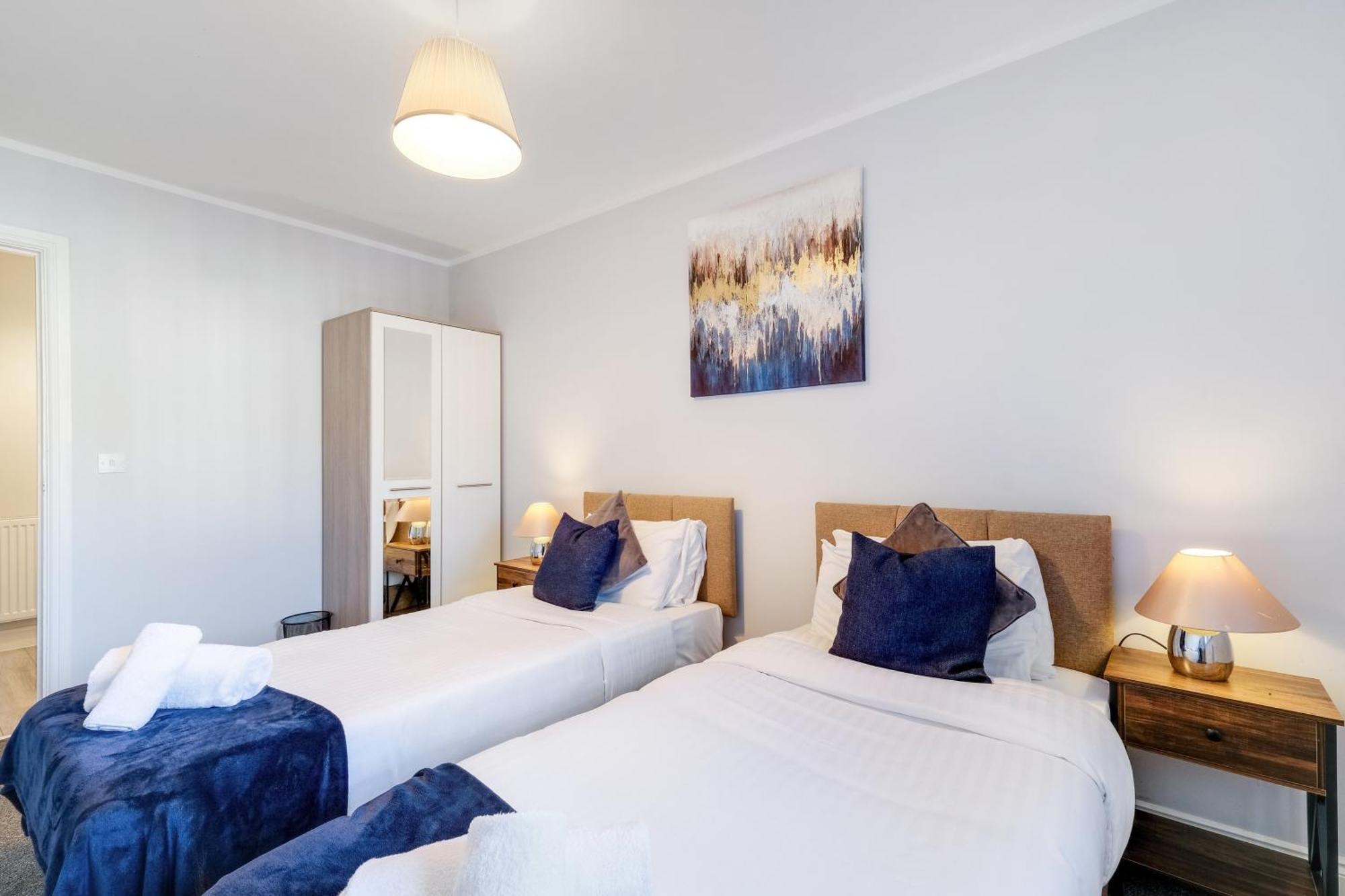 2 Bedroom Penthouse With Parking High Wycombe By 360Stays Buitenkant foto